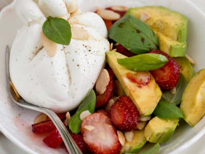 La fraîcheur en toute simplicité : burrata au brocciu, avocat, fraises & amandes
